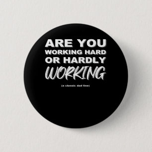 Badge Rond 5 Cm Travaillez-Vous Dur Ou À Peine Activé ?