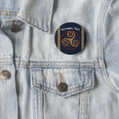 Badge Rond 5 Cm Triskelion celtique (bleu) personnalisé (En situation)