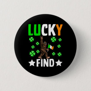 Badge Rond 5 Cm Trouve Chanceux Bigfoot Joyeux St Patricks Day T-S