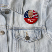 Badge Rond 5 Cm Trump 2024 (En situation)