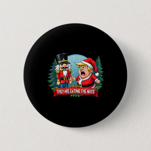 Badge Rond 5 Cm Trump Santa Claus Avec Casse-Noisette Ils Mangent