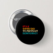 Badge Rond 5 Cm T's A Good Day To Protect Democracy Human Rights L (Devant & derrière)