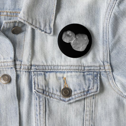 Badge Rond 5 Cm Ultima Thule Arrokoth Kuiper Belt, objet (En situation)