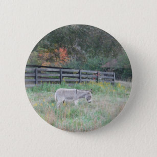 Badge Rond 5 Cm Un âne dans un champ d'automne.