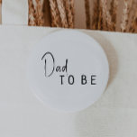 Badge Rond 5 Cm Un Baby shower Neutre Moderne Simple Pour Que Papa<br><div class="desc">Fêtez votre petit avec notre simple et moderne papa de baby shower neutre pour être bouton, avec un design minimaliste noir et blanc qui est moderne et joli. Avec son esthétique propre et d'inspiration boho, l'atmosphère contemporaine et neutre pour le genre est parfaite pour accueillir un bébé garçon ou une...</div>