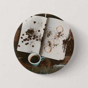 Badge Rond 5 Cm Un café chaud avec du livre de poche et des harico