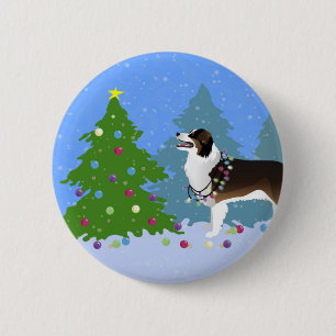 Badge Rond 5 Cm Un chien berger australien décorant un arbre de No