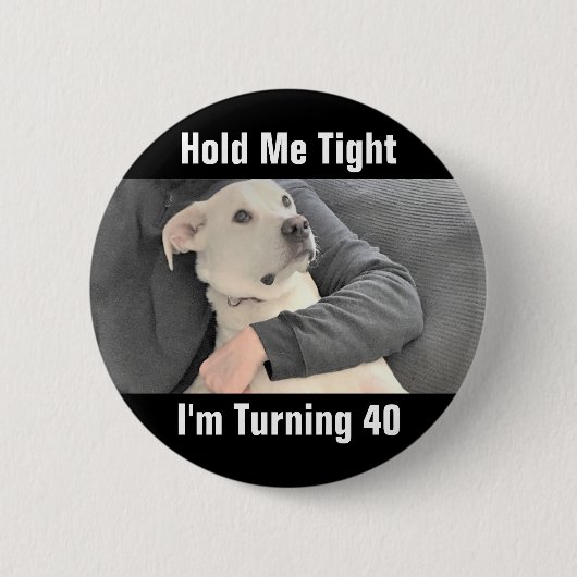 Badge Rond 5 Cm Un chien blanc mignon a peur de tourner 40 Anniver (Devant)
