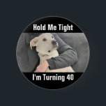 Badge Rond 5 Cm Un chien blanc mignon a peur de tourner 40 Anniver<br><div class="desc">Ce bouton adorable présente Olive,  un magnifique mélange Labrador avec son meilleur ami Papa.   Un cadeau mignon pour quiconque approche un anniversaire qu'ils ont eu peur et ont besoin d'un rire plus un câlin!</div>
