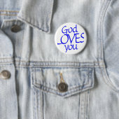 BADGE ROND 5 CM UN DIEU EST AMOUR ......... (En situation)