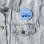BADGE ROND 5 CM UN DIEU VOUS AIME EN RAISON DE L'OMS QU'IL EST, (En situation)