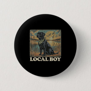 Badge Rond 5 Cm Un garçon local Black Lab Chasse Chien Marais Scèn