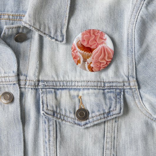 Badge Rond 5 Cm Un gâteau sucré à glaçage rose (En situation)