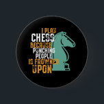 Badge Rond 5 Cm Un Joueur D'Échecs Drôle Punching Les Gens Est Fro<br><div class="desc">Je Joue Aux Échecs Parce Que Punch Les Gens Est Congelé Sur Le Jeu De Bord. Conception amusante du joueur d'échecs vintage pour l'amoureux des échecs et membre du club d'échecs. Cette marchandise cool à damiers jeu de plateau est idéale pour le match d'échecs, le tournoi d'échecs ou la compétition...</div>
