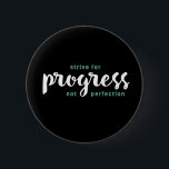 Badge Rond 5 Cm Un Mot Qui Dit Progrès Citation Inspirationnelle<br><div class="desc">Efforcez-vous pour le progrès et non la perfection. Citation inspirante et motivante et dire design avec message positif et slogan de vie stimulant. La typographie cool est une marchandise pour ceux qui recherchent un mot qui définit votre attitude et votre bonne humeur. Parfait pour ceux qui aiment les citations sarcastiques...</div>