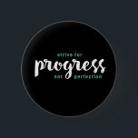 Badge Rond 5 Cm Un Mot Qui Dit Progrès Citation Inspirationnelle<br><div class="desc">Efforcez-vous pour le progrès et non la perfection. Citation inspirante et motivante et dire design avec message positif et slogan de vie stimulant. La typographie cool est une marchandise pour ceux qui recherchent un mot qui définit votre attitude et votre bonne humeur. Parfait pour ceux qui aiment les citations sarcastiques...</div>