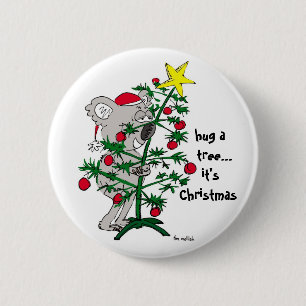 Badge Rond 5 Cm Un ours de Koala embrasse un sapin de Noël