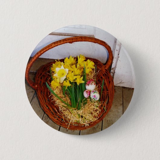 Badge Rond 5 Cm Un panier de jonquilles jaunes et d'oeufs de Pâque (Devant)