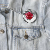 Badge Rond 5 Cm Un rose dans la main 2 (En situation)