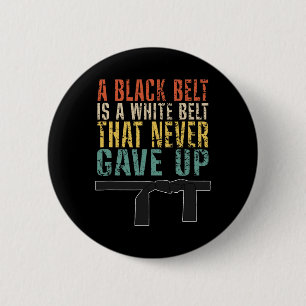 Badge Rond 5 Cm Une Ceinture Noire Est Une Ceinture Blanche Qui N'