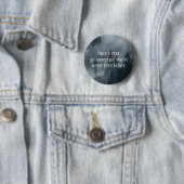 Badge Rond 5 Cm Une fois par an, allez quelque part où vous n'avez (En situation)