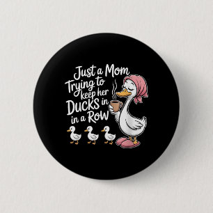Badge Rond 5 Cm Une maman drôle essayant de garder des canards en 
