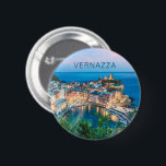 Badge Rond 5 Cm Vernazza Cinque Terre La Spezia Italie Panorama<br><div class="desc">Vernazza au coucher du soleil Cinque Terre village Ligurie Italie souvenir Vintage pour les vacances La Spezia et Italie. Vernazza Retro nuit panorama dans les Cinque Terre comme souvenir pour Riomaggiore et Manarola. Vernazza mode de vie pour les routards et les voyages en ville italienne. Vernazza la nuit à La...</div>