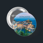 Badge Rond 5 Cm Vernazza Cinque Terre La Spezia Italie Panorama<br><div class="desc">Vernazza au coucher du soleil Cinque Terre village Ligurie Italie souvenir Vintage pour les vacances La Spezia et Italie. Vernazza Retro nuit panorama dans les Cinque Terre comme souvenir pour Riomaggiore et Manarola. Vernazza mode de vie pour les routards et les voyages en ville italienne. Vernazza la nuit à La...</div>