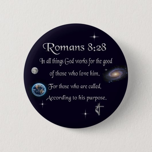 Badge Rond 5 Cm verset biblique chrétien Romains 8:28 (Devant)