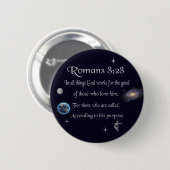 Badge Rond 5 Cm verset biblique chrétien Romains 8:28 (Devant & derrière)