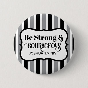 Badge Rond 5 Cm Verset biblique fort et courageux noir et gris