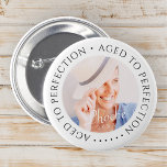 Badge Rond 5 Cm Vieilli à la perfection Moderne Simple photo d'ann<br><div class="desc">Ce design simple et moderne est composé de typographie serif et d'ajouter une photo personnalisée. "L'âge à la perfection" encercle la photo personnalisée.</div>