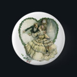 Badge Rond 5 Cm Vintage Harrison Fisher, mariée de Noël et mariée<br><div class="desc">Illustration vintage image d'amour et de romance par Harrison Fisher, 1908. Un couple victorien vêtu d'un smoking et d'une robe mariage s'embrassant le soir du Nouvel An à l'attaque de minuit à l'intérieur d'un coeur fait de saint de Noël. Les jeunes mariés heureux s'embrassent. Grande image à utiliser pour un...</div>