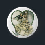 Badge Rond 5 Cm Vintage Harrison Fisher, mariée de Noël et mariée<br><div class="desc">Illustration vintage image d'amour et de romance par Harrison Fisher, 1908. Un couple victorien vêtu d'un smoking et d'une robe mariage s'embrassant le soir du Nouvel An à l'attaque de minuit à l'intérieur d'un coeur fait de saint de Noël. Les jeunes mariés heureux s'embrassent. Grande image à utiliser pour un...</div>