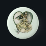 Badge Rond 5 Cm Vintage Harrison Fisher, mariée de Noël et mariée<br><div class="desc">Illustration vintage image d'amour et de romance par Harrison Fisher, 1908. Un couple victorien vêtu d'un smoking et d'une robe mariage s'embrassant le soir du Nouvel An à l'attaque de minuit à l'intérieur d'un coeur fait de saint de Noël. Les jeunes mariés heureux s'embrassent. Grande image à utiliser pour un...</div>