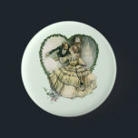 Badge Rond 5 Cm Vintage Harrison Fisher, mariée de Noël et mariée<br><div class="desc">Illustration vintage image d'amour et de romance par Harrison Fisher, 1908. Un couple victorien vêtu d'un smoking et d'une robe mariage s'embrassant le soir du Nouvel An à l'attaque de minuit à l'intérieur d'un coeur fait de saint de Noël. Les jeunes mariés heureux s'embrassent. Grande image à utiliser pour un...</div>