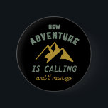Badge Rond 5 Cm Vintage Mountain Escalade Nouvelle aventure<br><div class="desc">Un design inspirant pour ceux qui aiment escalader les montagnes, l'alpinisme, l'escalade randonnée ou intérieure. Marchandises de motivation cool pour grimpeurs, randonneurs et toute personne à l'extérieur. Idéal pour les amateurs d'aventure, activités de plein air dans la nature. Grand cadeau de Noël et cadeau d'anniversaire pour grand-père, père, père, mari,...</div>