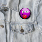 Badge Rond 5 Cm Visage avec bouton de langue percé (En situation)