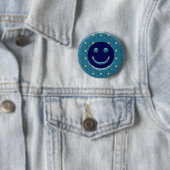 BADGE ROND 5 CM VISAGE AVEC DES ÉTOILES (En situation)