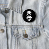 Badge Rond 5 Cm Visage de Sorcière Flippant (En situation)