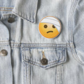 Badge Rond 5 Cm Visage Emoji de bandage (En situation)