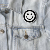 BADGE ROND 5 CM VISAGE NOIR ET BLANC (En situation)
