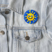 Badge Rond 5 Cm Visage souriant Soleil ensoleillé (En situation)
