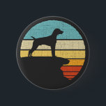 Badge Rond 5 Cm Vizsla Retro Vintage 60s les années 70 propriétair<br><div class="desc">un design vintage et rétro pour les propriétaires de Vizsla, les amateurs de chiots et le design amoureux des chiens, Pour papa, maman, son, oncles, frères, cousins, grand-pas et amis qui adorent leurs compagnons furieux et s'assurer de fournir un excellent soin de leurs hounds. un design sympa d'une silhouette Vizsla...</div>