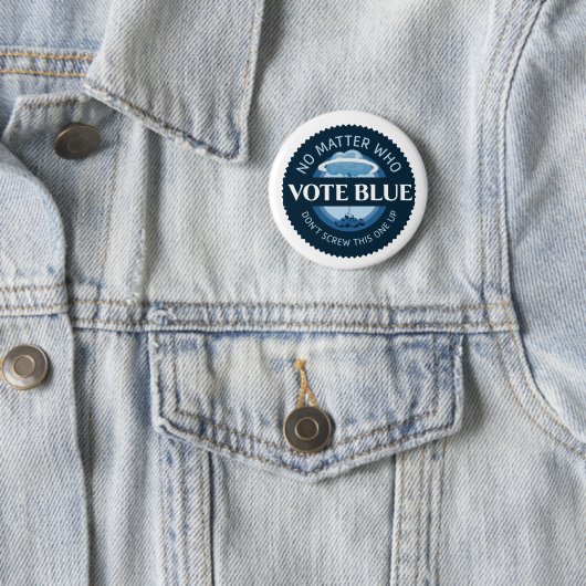 Badge Rond 5 Cm Vote Bleu Peu Importe Qui (En situation)