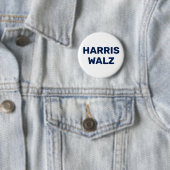 Badge Rond 5 Cm Vote Harris Walz 2024 (En situation)