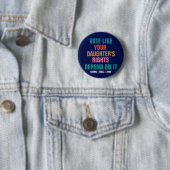 Badge Rond 5 Cm Votez comme les droits de votre fille en dépendent (En situation)