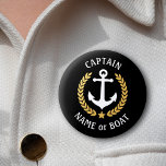 Badge Rond 5 Cm Votre nom de bateau Capitaine Ancre Gold Laurel Bl<br><div class="desc">Bouton personnalisé avec votre nom de bateau, nom de famille ou autre texte désiré et titre de capitaine ou autre grade selon les besoins. Doté d'une ancre nautique conçue sur mesure, de feuilles de laurier de style or et d'emblème d'étoile sur le noir ou de régler facilement la couleur primaire...</div>