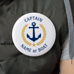 Badge Rond 5 Cm Votre nom de bateau Capitaine Ancre Gold Laurel Bl<br><div class="desc">Bouton personnalisé avec votre nom de bateau, nom de famille ou autre texte désiré et titre de capitaine ou autre grade selon les besoins. Doté d'une ancre nautique conçue sur mesure, de feuilles de laurier de style or et d'emblème d'étoile sur le blanc ou de régler facilement la couleur primaire...</div>