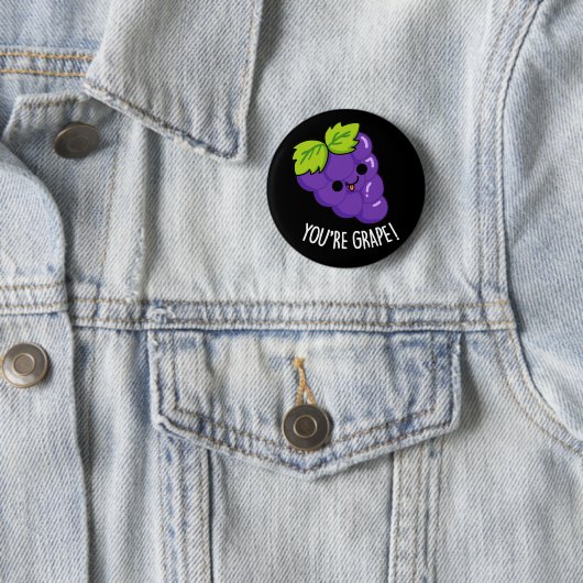 Badge Rond 5 Cm Vous êtes Raisin Funny Fruit Pun Dark BG (En situation)